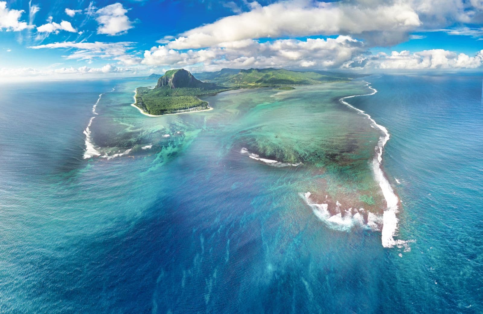 Vue aérienne de la péninsule du Morne, du lagon et du bord du récif