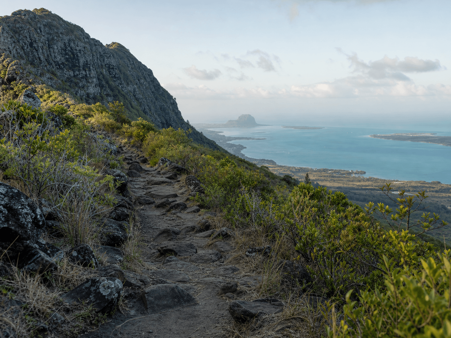 Sentier de montagne au-dessus d'un lagon